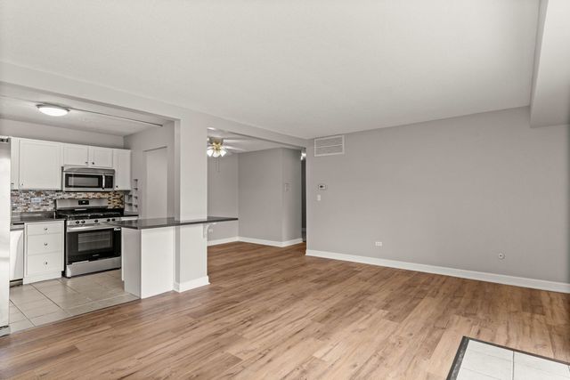 924 S Lake Court 105, Westmont, IL 60559