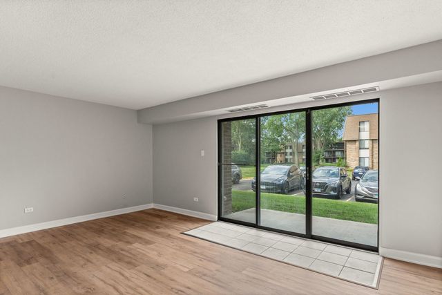 924 S Lake Court 105, Westmont, IL 60559
