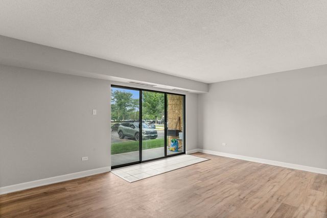924 S Lake Court 105, Westmont, IL 60559