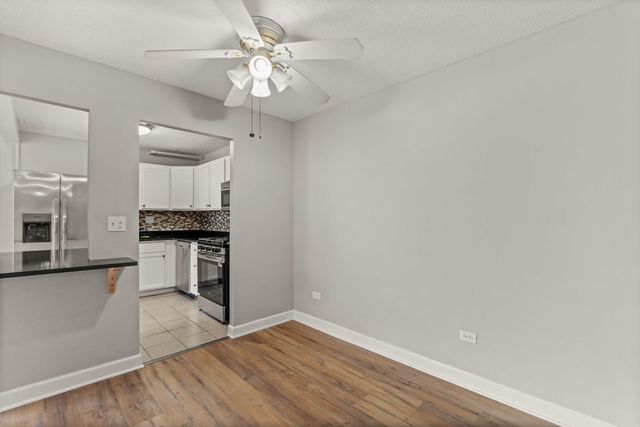924 S Lake Court 105, Westmont, IL 60559