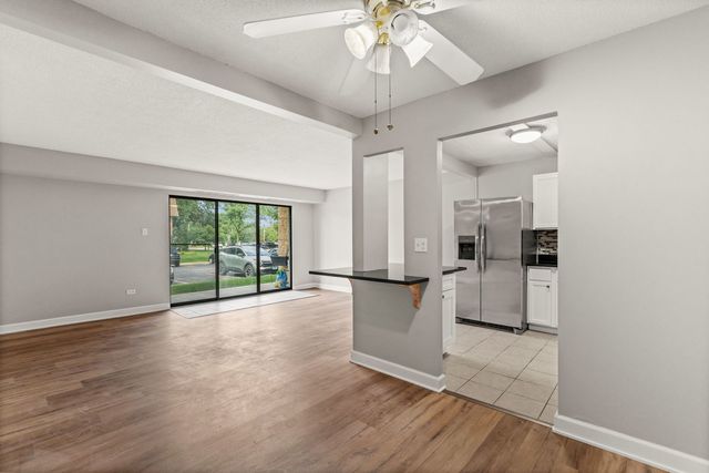 924 S Lake Court 105, Westmont, IL 60559