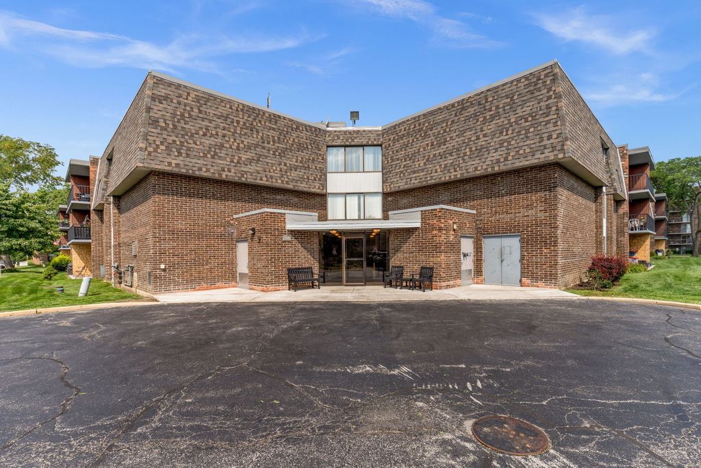 924 S Lake Court 105, Westmont, IL 60559