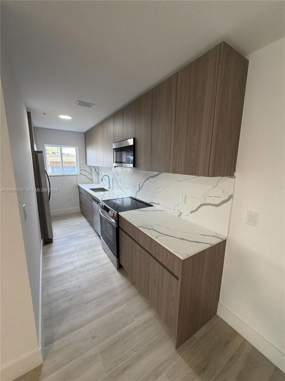 32 NW 14th Ave 203, Miami, FL 33125