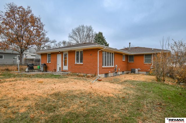 4221 N 11 Street, Lincoln, NE 68521