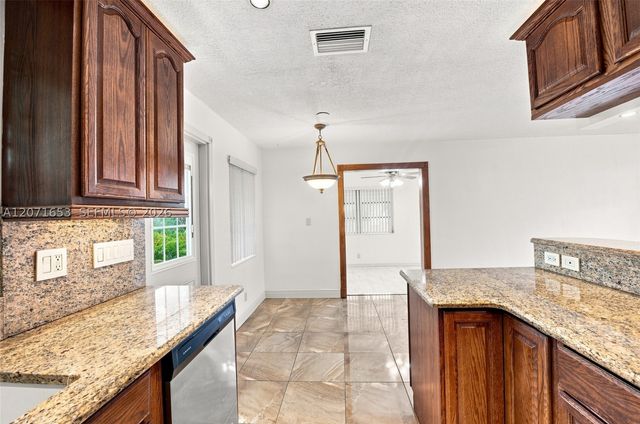 4305 NW 1 TER, Deerfield Beach, FL 33064