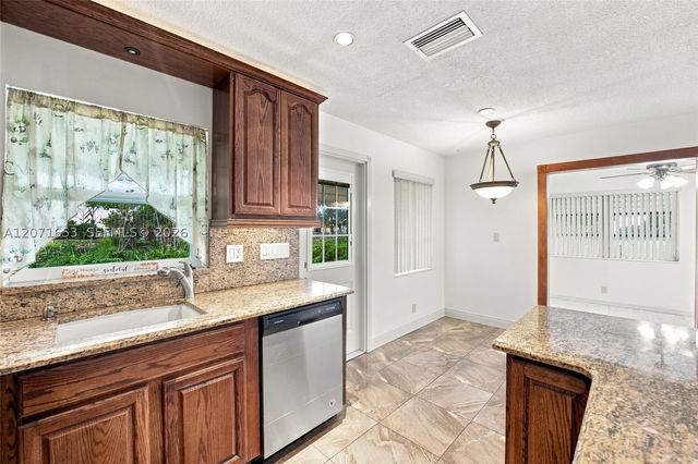 4305 NW 1 TER, Deerfield Beach, FL 33064