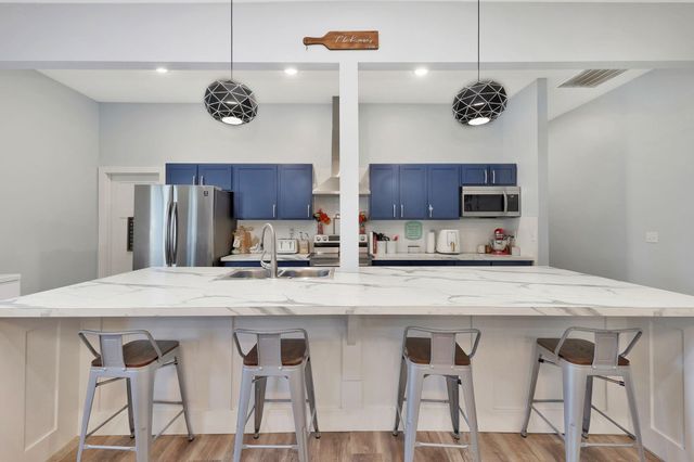 408 E 8th St, Newton, KS 67114