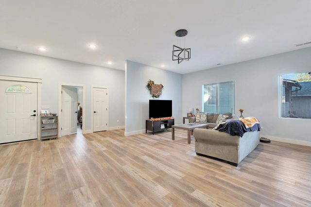 408 E 8th St, Newton, KS 67114