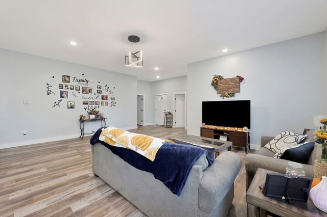 408 E 8th St, Newton, KS 67114