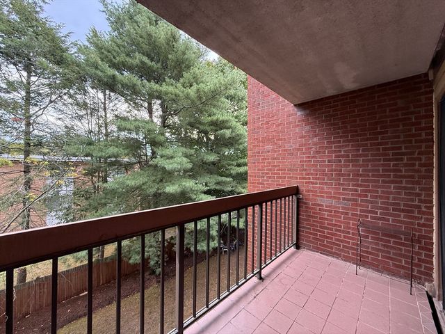 4975 Washington St 305, Boston, MA 02132