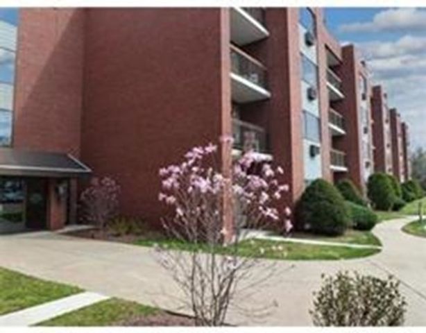 4975 Washington St 305, Boston, MA 02132