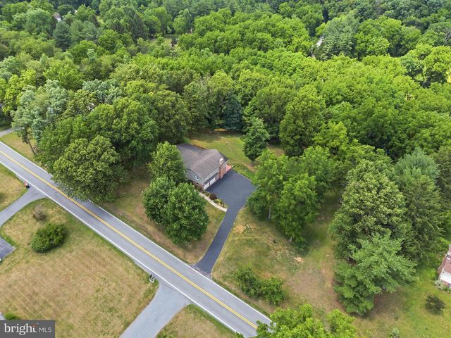 123 DECK RD, Womelsdorf, PA 19567