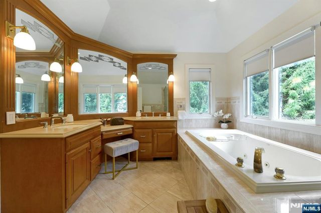 17 Brook Avenue, Montvale, NJ 07645