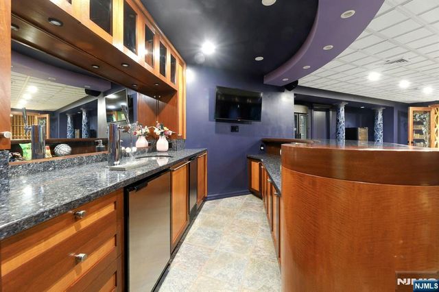 17 Brook Avenue, Montvale, NJ 07645