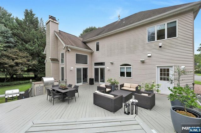 17 Brook Avenue, Montvale, NJ 07645