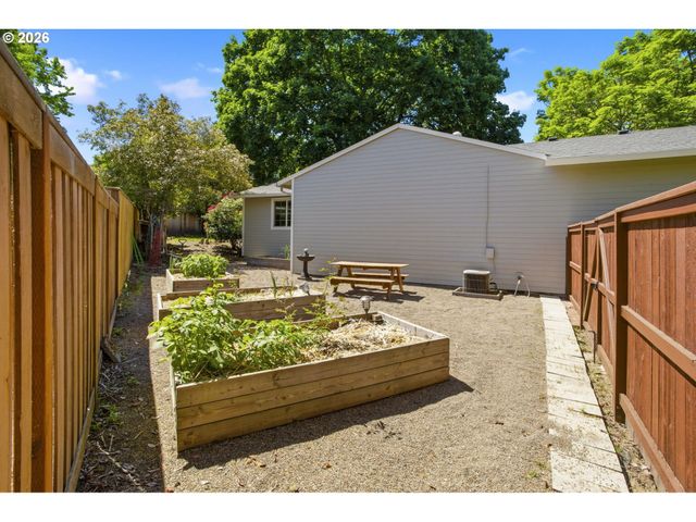 8416 Sw IROQUOIS Dr, Tualatin, OR 97062