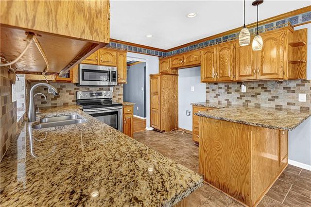 906 Pine Crest Avenue, Kearney, MO 64060