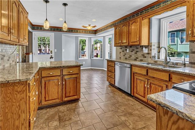 906 Pine Crest Avenue, Kearney, MO 64060