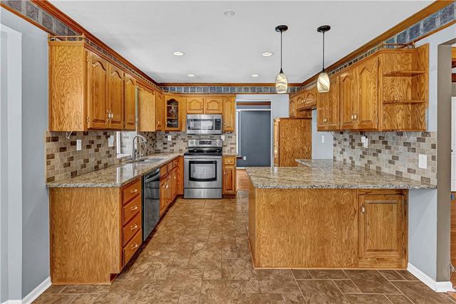 906 Pine Crest Avenue, Kearney, MO 64060