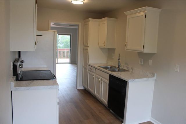 403 NW Highland Lane, Blue Springs, MO 64014