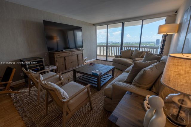 1000 W Island Blvd 2812, Aventura, FL 33160