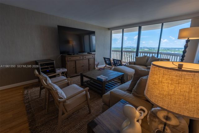 1000 W Island Blvd 2812, Aventura, FL 33160