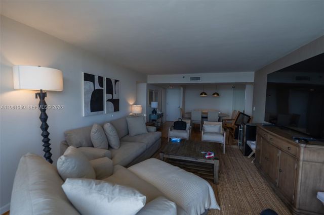 1000 W Island Blvd 2812, Aventura, FL 33160