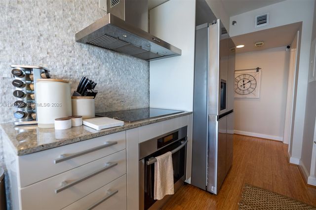 1000 W Island Blvd 2812, Aventura, FL 33160