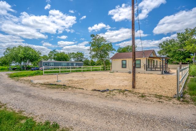 8701 County Road 128, Floresville, TX 78114