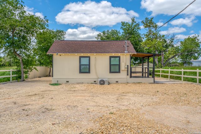 8701 County Road 128, Floresville, TX 78114