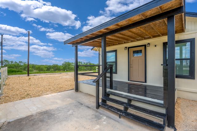 8701 County Road 128, Floresville, TX 78114