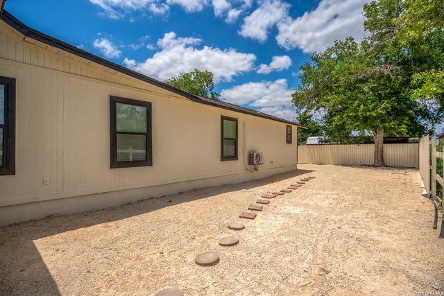 8701 County Road 128, Floresville, TX 78114