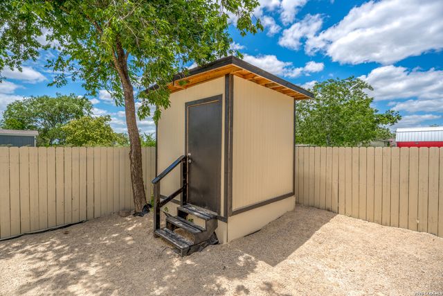 8701 County Road 128, Floresville, TX 78114