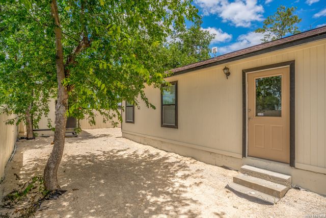 8701 County Road 128, Floresville, TX 78114