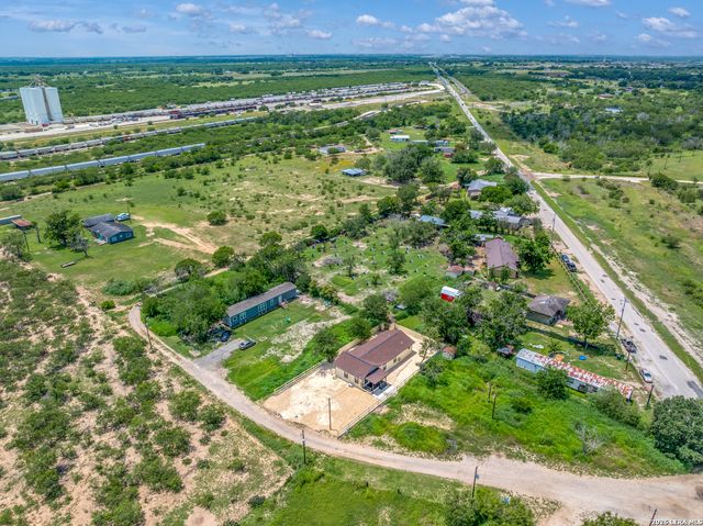 8701 County Road 128, Floresville, TX 78114