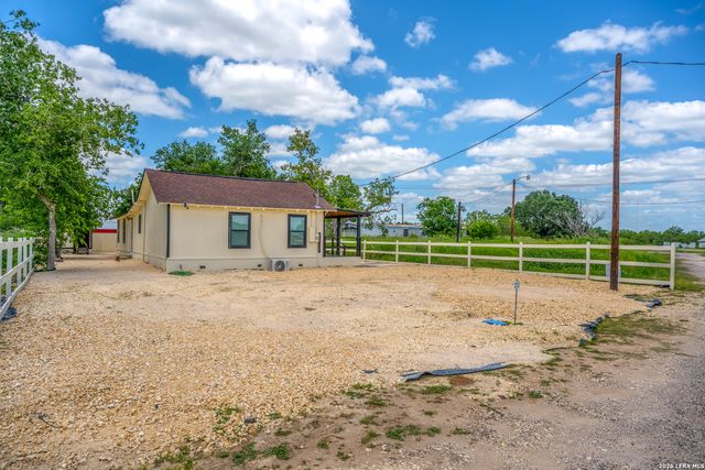 8701 County Road 128, Floresville, TX 78114
