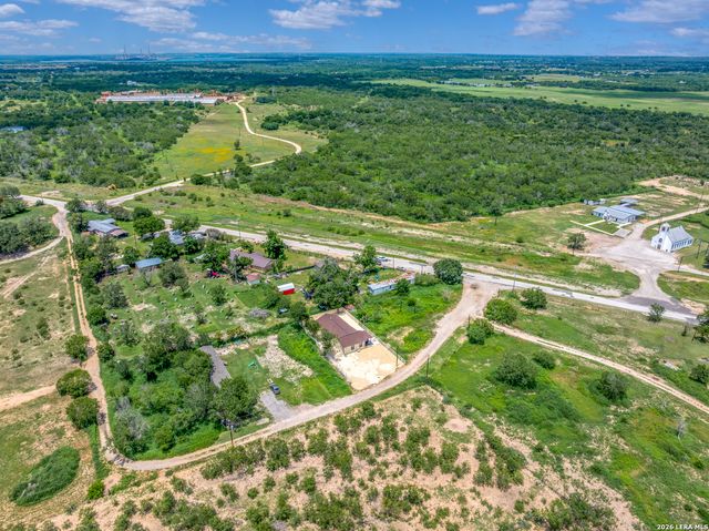 8701 County Road 128, Floresville, TX 78114