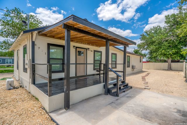 8701 County Road 128, Floresville, TX 78114