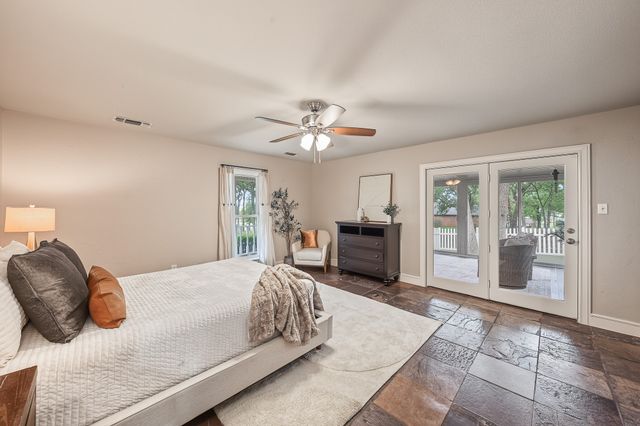 901 Pioneer Circle W, Argyle, TX 76226