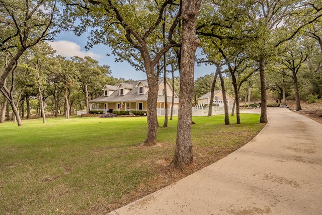 901 Pioneer Circle W, Argyle, TX 76226
