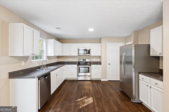 221 Millstone Drive, Hampton, GA 30228