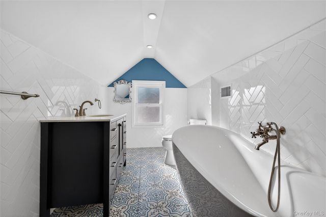 108 La Rue Drive, Huntington, NY 11743