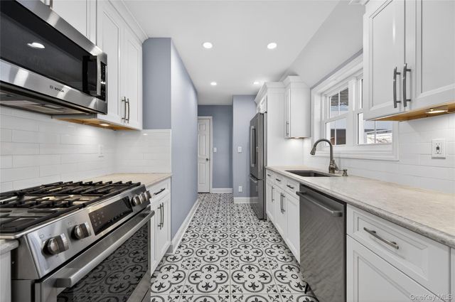 108 La Rue Drive, Huntington, NY 11743