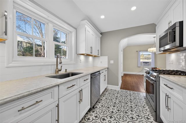 108 La Rue Drive, Huntington, NY 11743