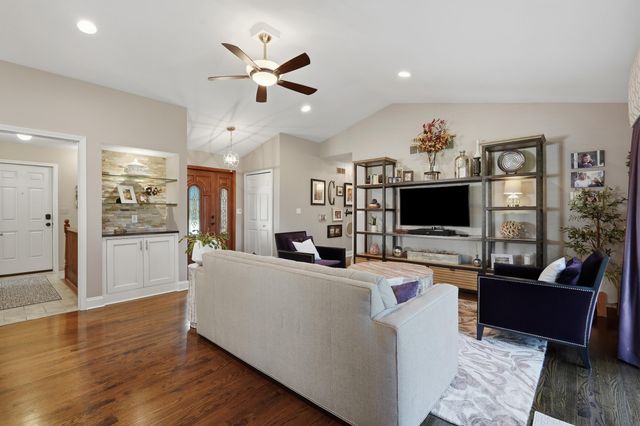 29369 Hampton Court, New Hudson, MI 48165