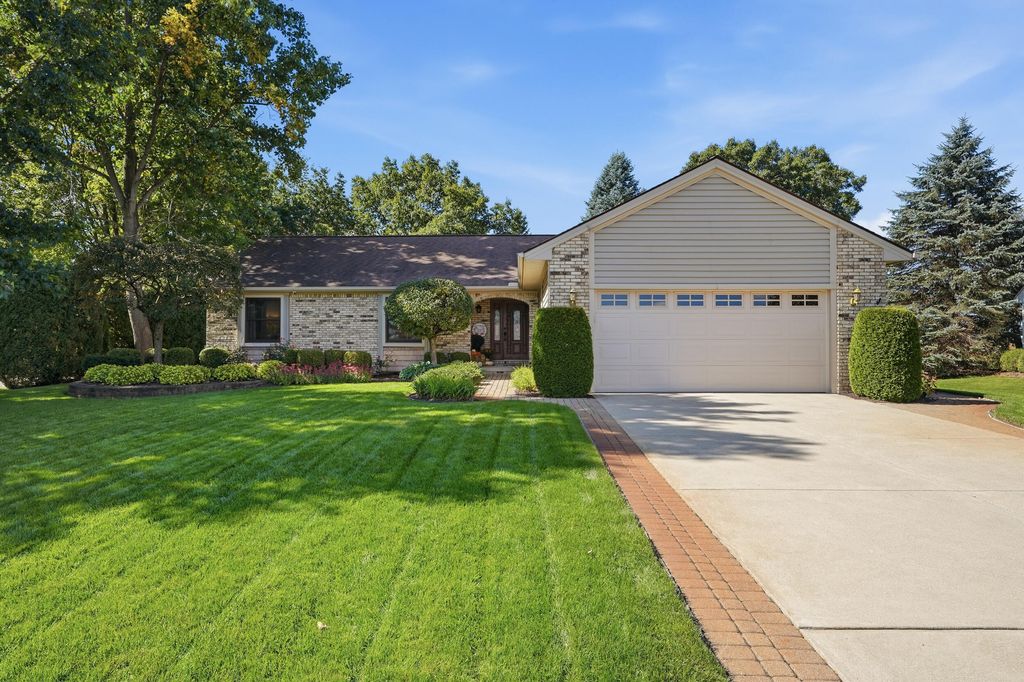 29369 Hampton Court, New Hudson, MI 48165