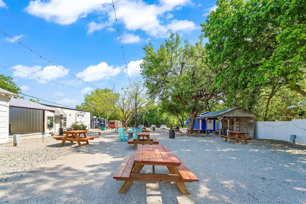 709 W Sam Rayburn, Bonham, TX 75418