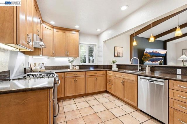 17888 Mayflower Dr, Castro Valley, CA 94546
