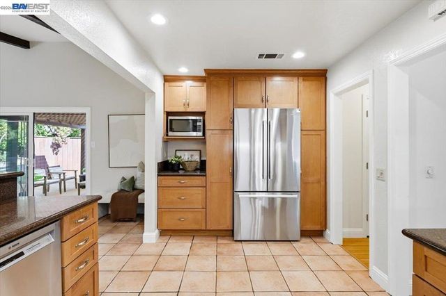 17888 Mayflower Dr, Castro Valley, CA 94546