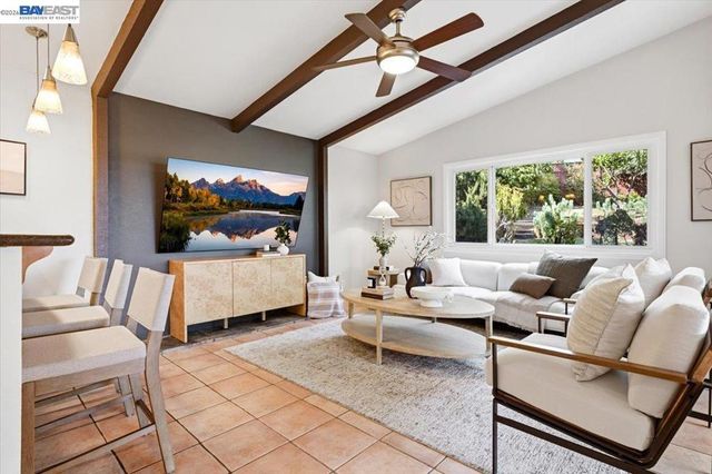 17888 Mayflower Dr, Castro Valley, CA 94546